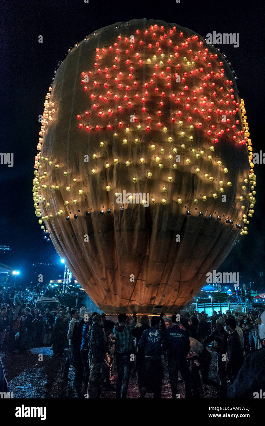 La Birmania - Myanmar - Preparazione e lancio di mongolfiere durante il Balloons Festival, si tiene ogni anno a Taunggyi in stato Shan, Myanmar, durante la luna piena di Tazaungmone, l'ottavo mese del calendario birmano Foto Stock