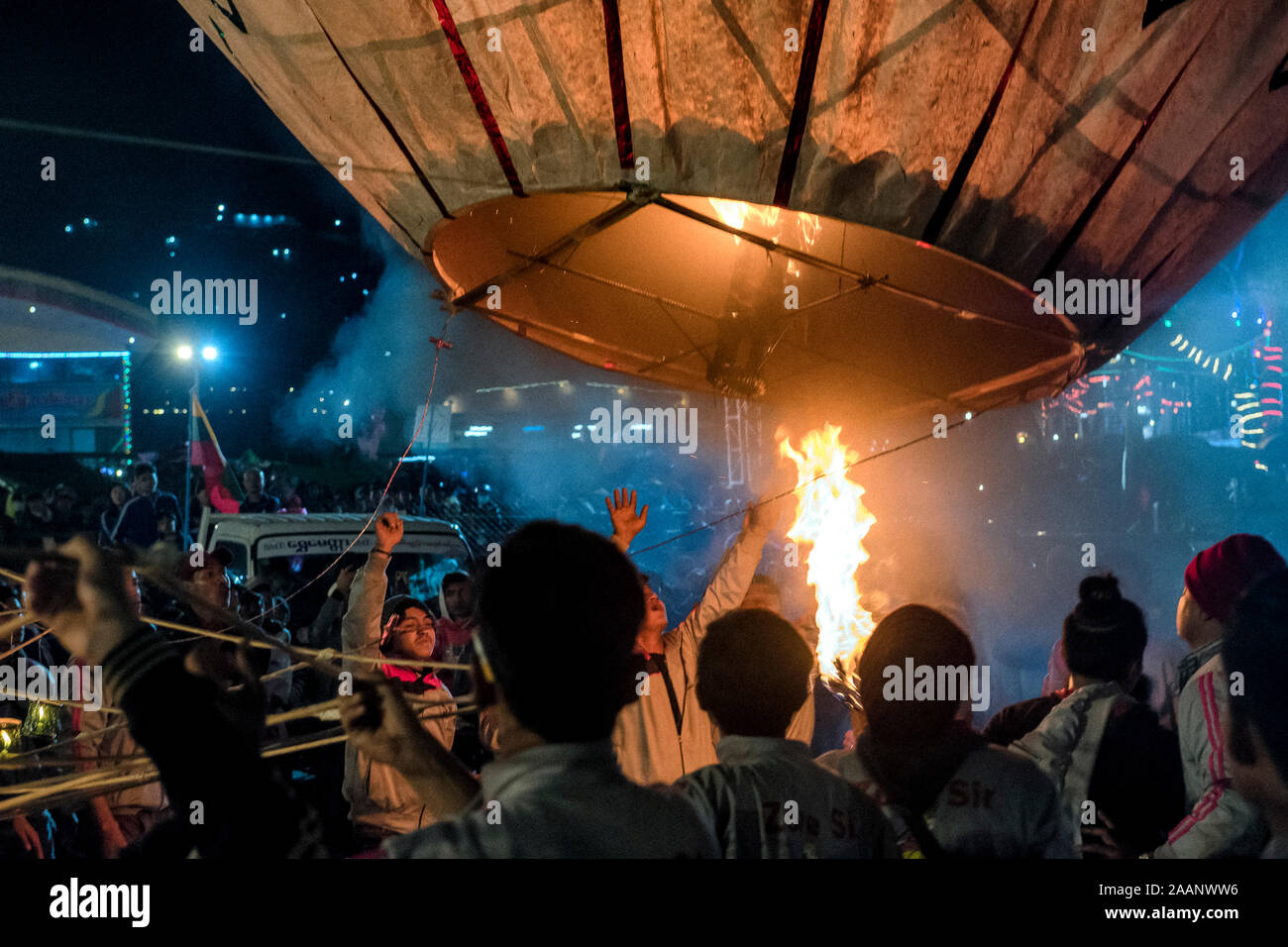 La Birmania - Myanmar - Preparazione e lancio di mongolfiere durante il Balloons Festival, si tiene ogni anno a Taunggyi in stato Shan, Myanmar, durante la luna piena di Tazaungmone, l'ottavo mese del calendario birmano Foto Stock