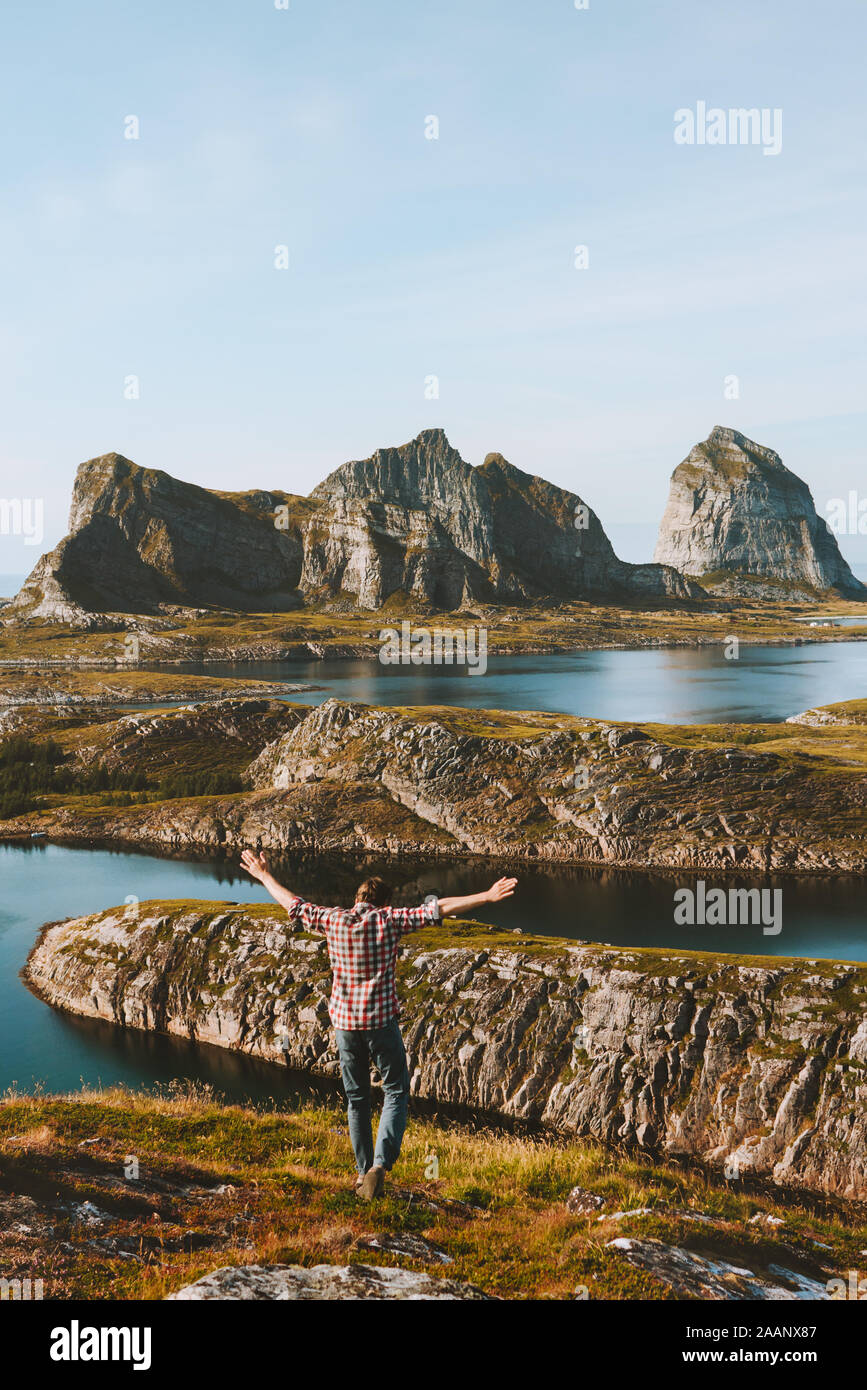L'uomo traveler mani alzate godendo di vista sulle Isole di avventura di viaggio vacanze uno stile di vita sano successo motivazione Helgeland paesaggio in Norvegia Foto Stock