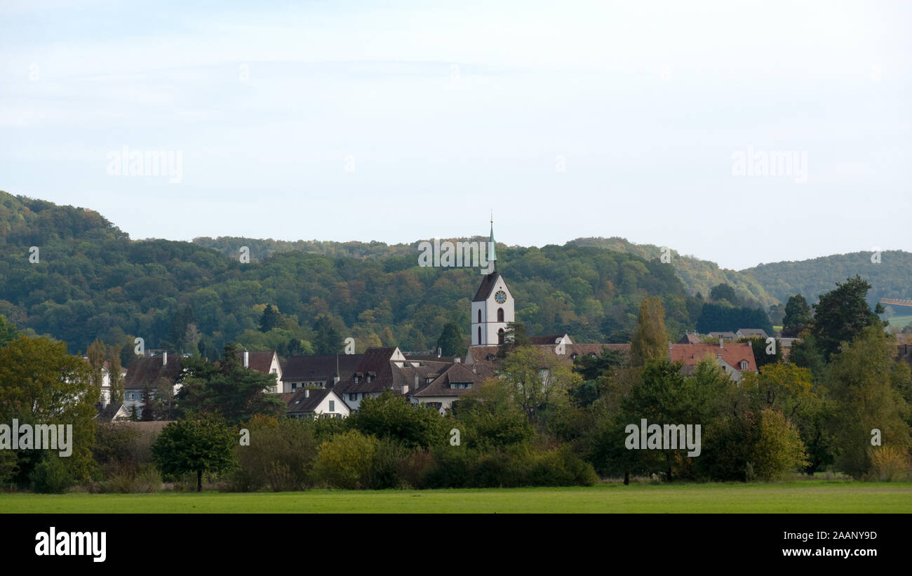 Una piccola cittadina svizzera nel mezzo di autunno colline colorate Foto Stock