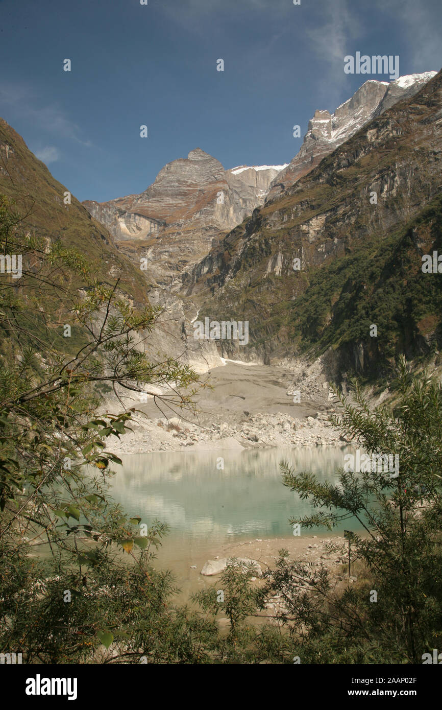Kaphucchhe lago ghiacciato e Annapurna II ghiacciaio, regione di Annapurna Himalaya,, Nepal Foto Stock