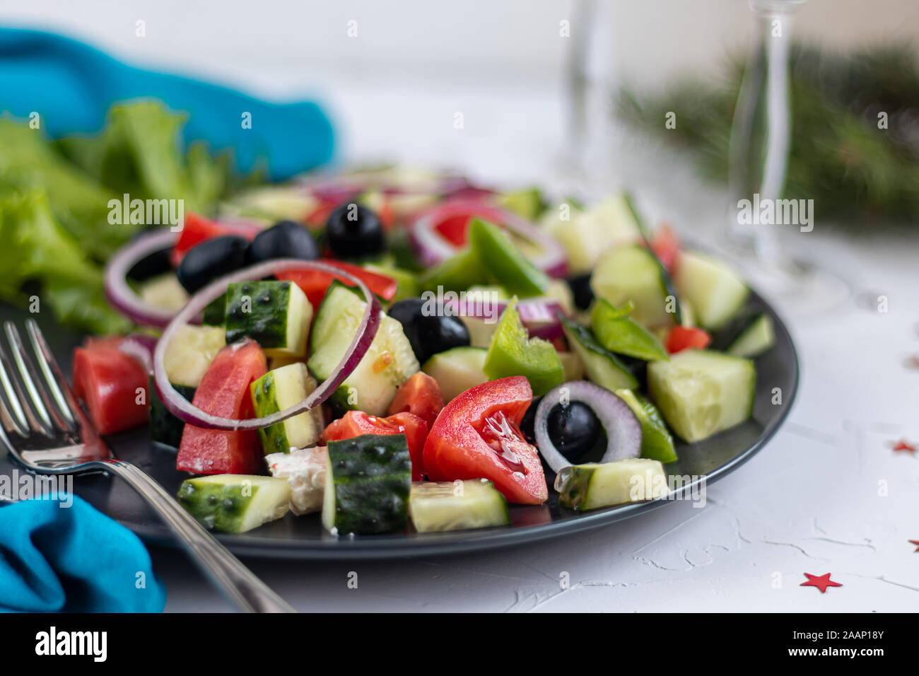 Insalata greca. Pomodori, cetrioli, il formaggio feta, le olive. Foto Stock