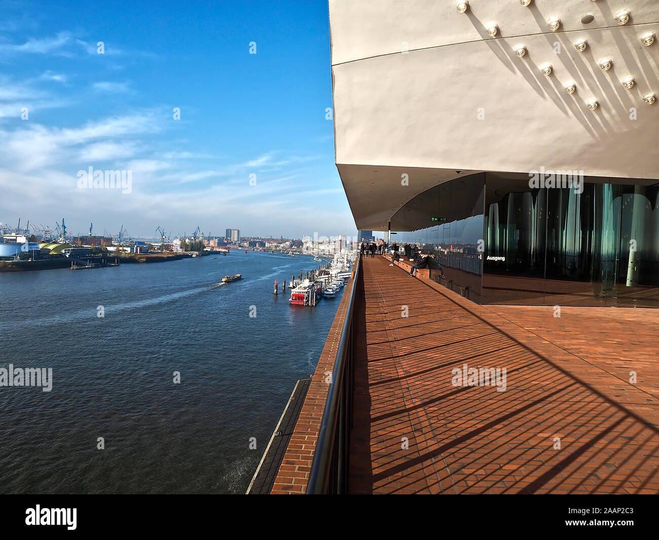 Visita a piedi della città attraverso Amburgo in Germania al fiume Elba-qui vista aerea dal famoso music hall Elbphilharmonie Foto Stock