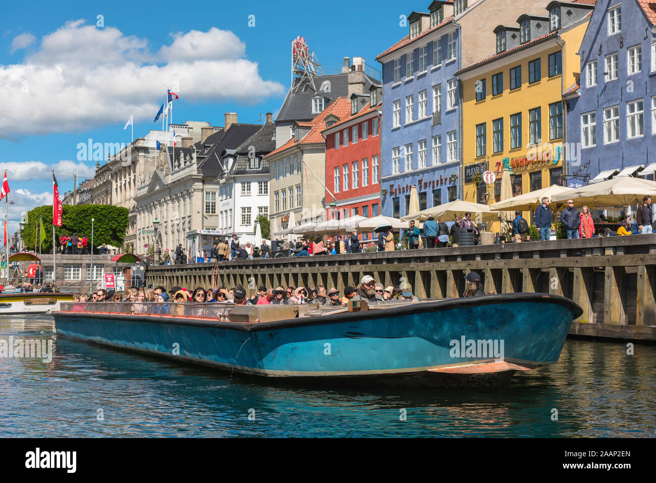 Canal Copenhagen, vista in estate di un gruppo di turisti che prendono una gita in barca dei canali di Copenhagen, Danimarca. Foto Stock
