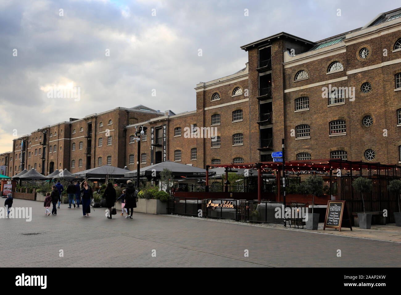 Vista del West India Docks North Quay, Isle of Dogs, London City, England, Regno Unito Foto Stock