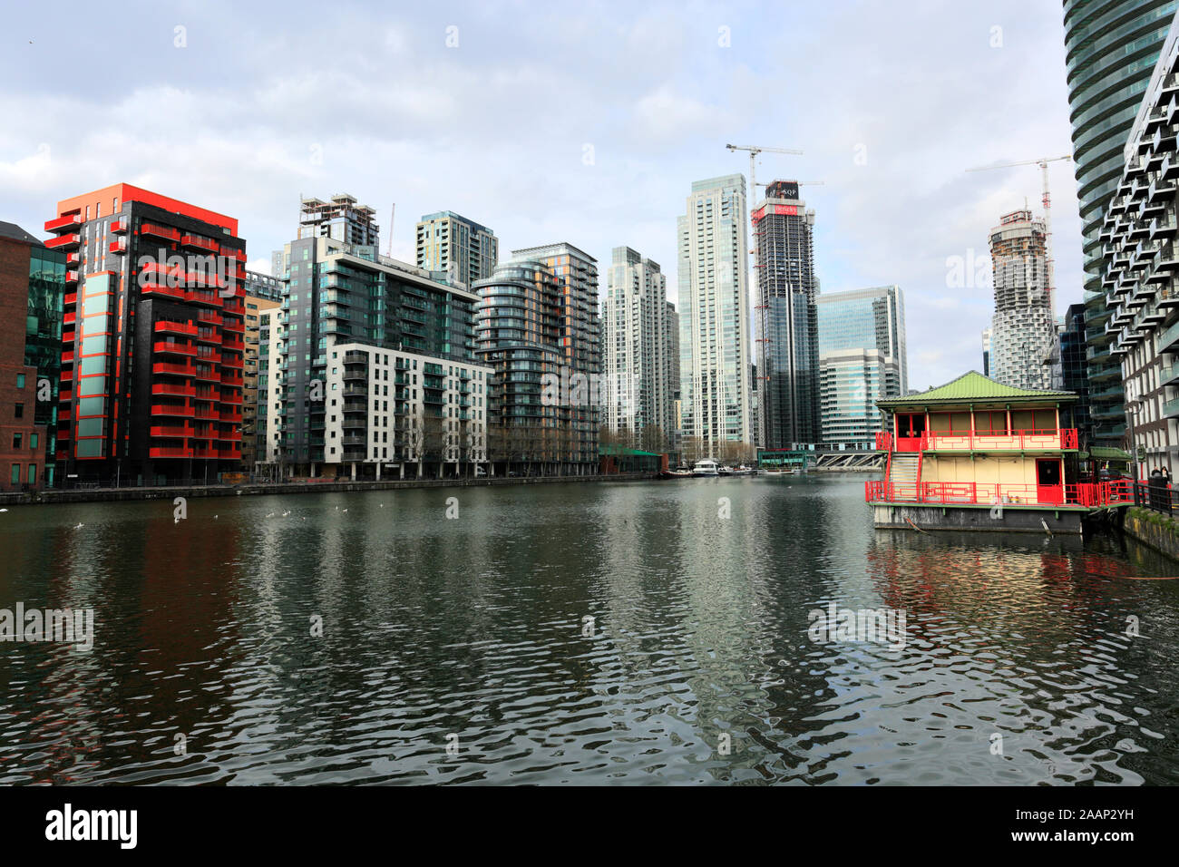 Vista del Millwall Inner Dock, Canary Wharf, Isle of Dogs, London City, England, Regno Unito Foto Stock