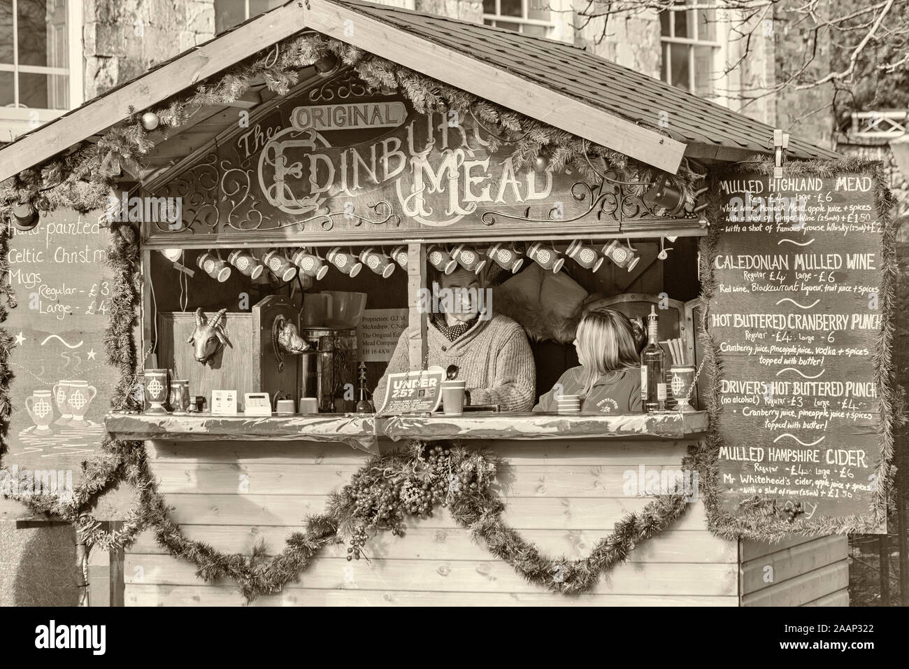 L'originale Edinburgh Mead stallo a Winchester Mercatino di Natale, Hampshire, Regno Unito nel dicembre - dai toni seppia Foto Stock