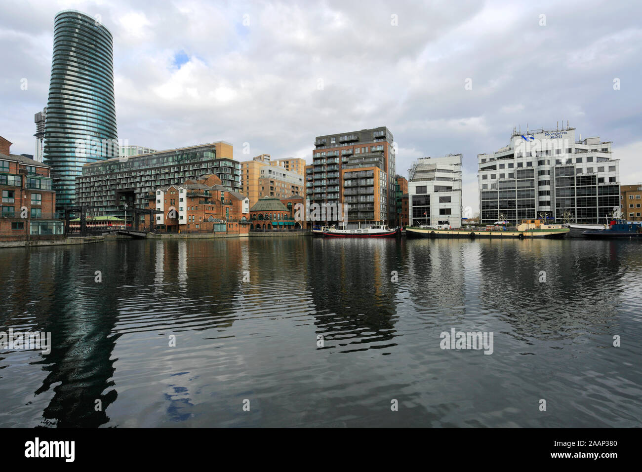 Vista del Millwall Dock esterno, a Canary Wharf e Isle of Dogs, London City, England, Regno Unito Foto Stock