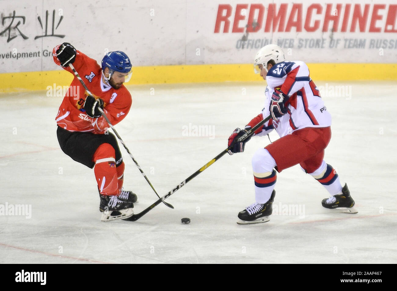 (191123) -- Città di Jilin, nov. 23, 2019 (Xinhua) -- Tsen Tou Alexander Shvetsov (L) compete durante una ventiseiesima round match tra Tsen Tou della Cina e di Zvezda Russia su Silk Road sommo Hockey League nella città di Jilin, a nord-est della Cina di provincia di Jilin, nov. 23, 2019. (Foto di Yan Linyun/Xinhua) Foto Stock