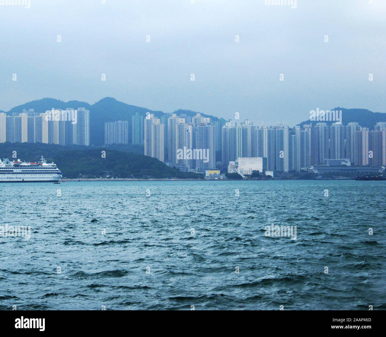 Skyline di Hong Kong si vede nella nebbia dal porto Foto Stock