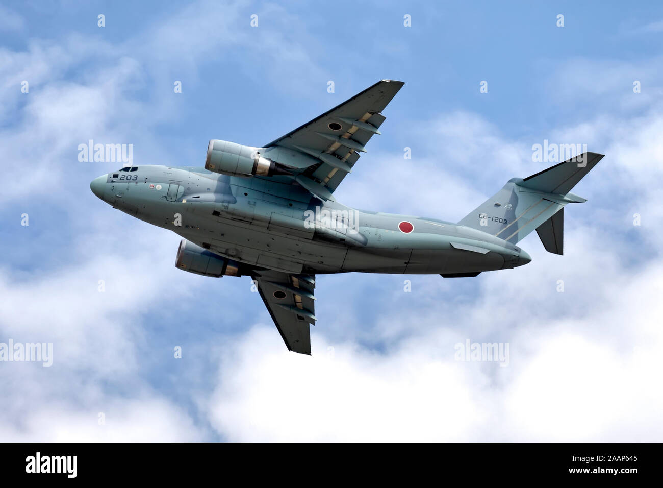 Un Giappone Aria forza di autodifesa Kawasaki C-2, da 3 Yuso Hikotai, n. di serie 68-1203 (204) prende il largo al Royal International Air Tattoo Foto Stock