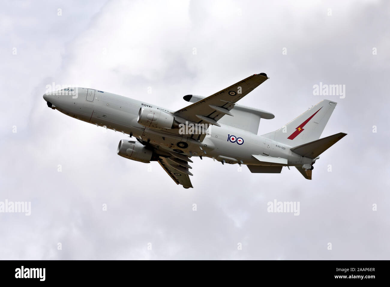 Un Royal Australian Air Force, Boeing E-7A Wedgetail Airborne Early Warning e il sistema di controllo sugli aeromobili di sorveglianza decolla da RAF Fairford Foto Stock