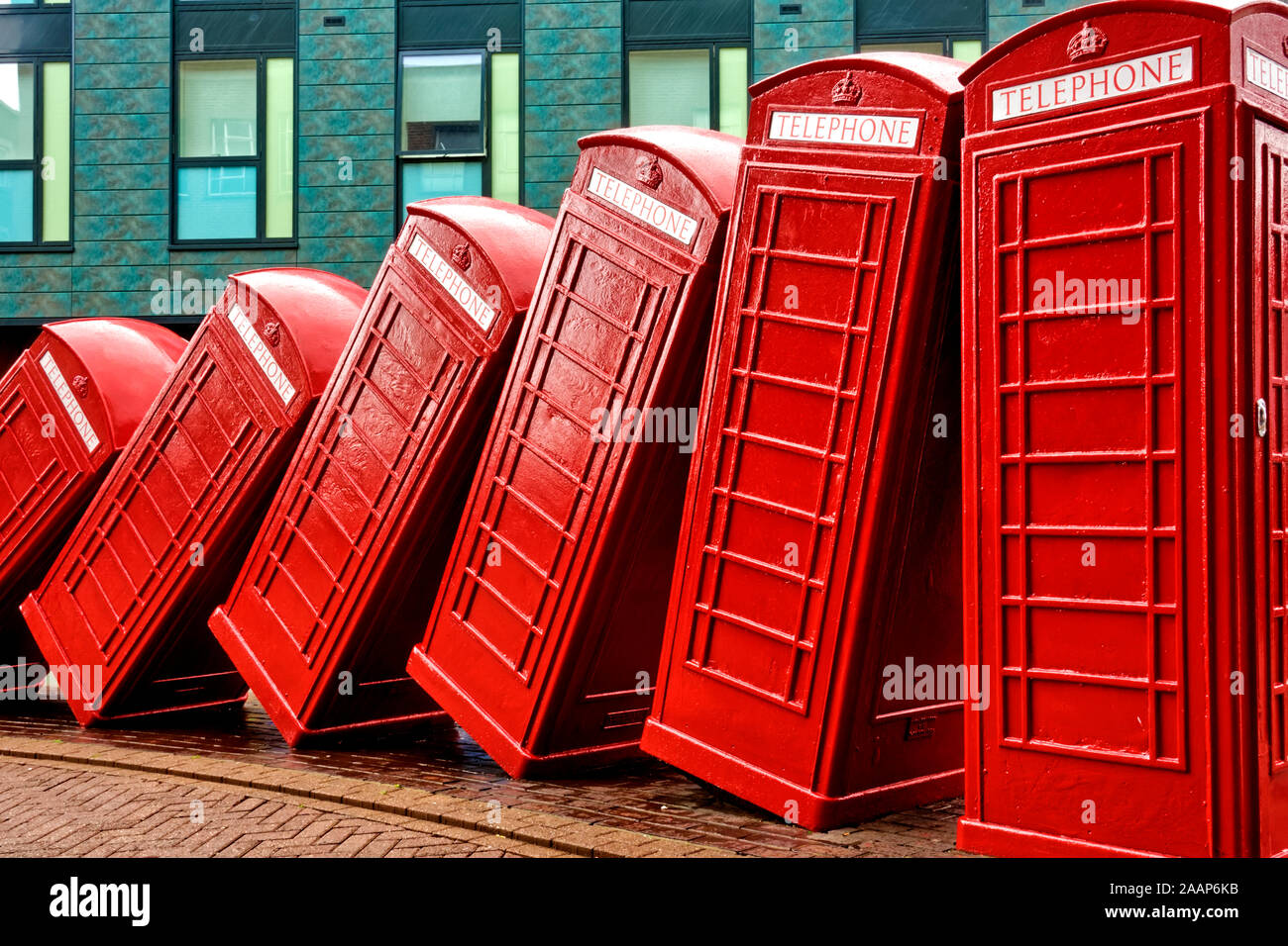 Kingston Upon Thames, Surrey / UK - 08 Maggio 2019: David Mach il famoso 12 ribaltamento cabine telefoniche installazione artistica "fuori dell' ordine in Old London Road Foto Stock