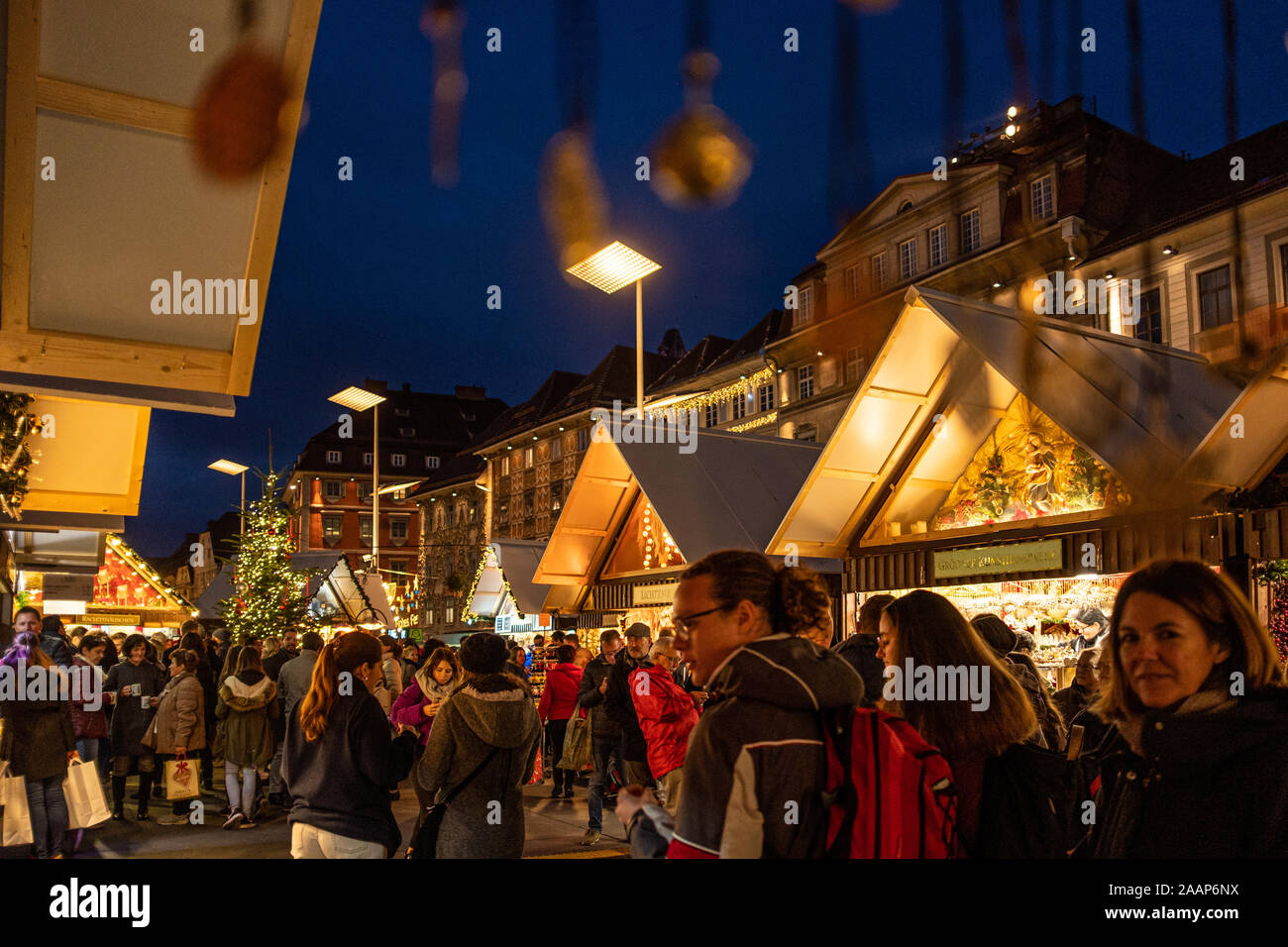 Mercatino di Natale Christkindlmarkt di sera sulla piazza principale di Graz, Stiria, Austria Foto Stock