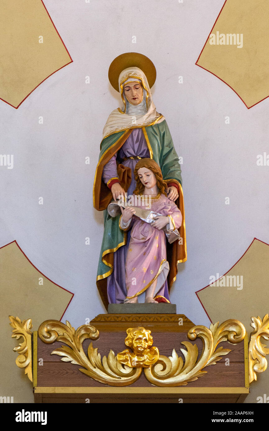 Statua di Sant'Anna e sua figlia, la Vergine Maria, sopra l'altare. Chiesa cattolica romana di Sant'Anna. Foto Stock