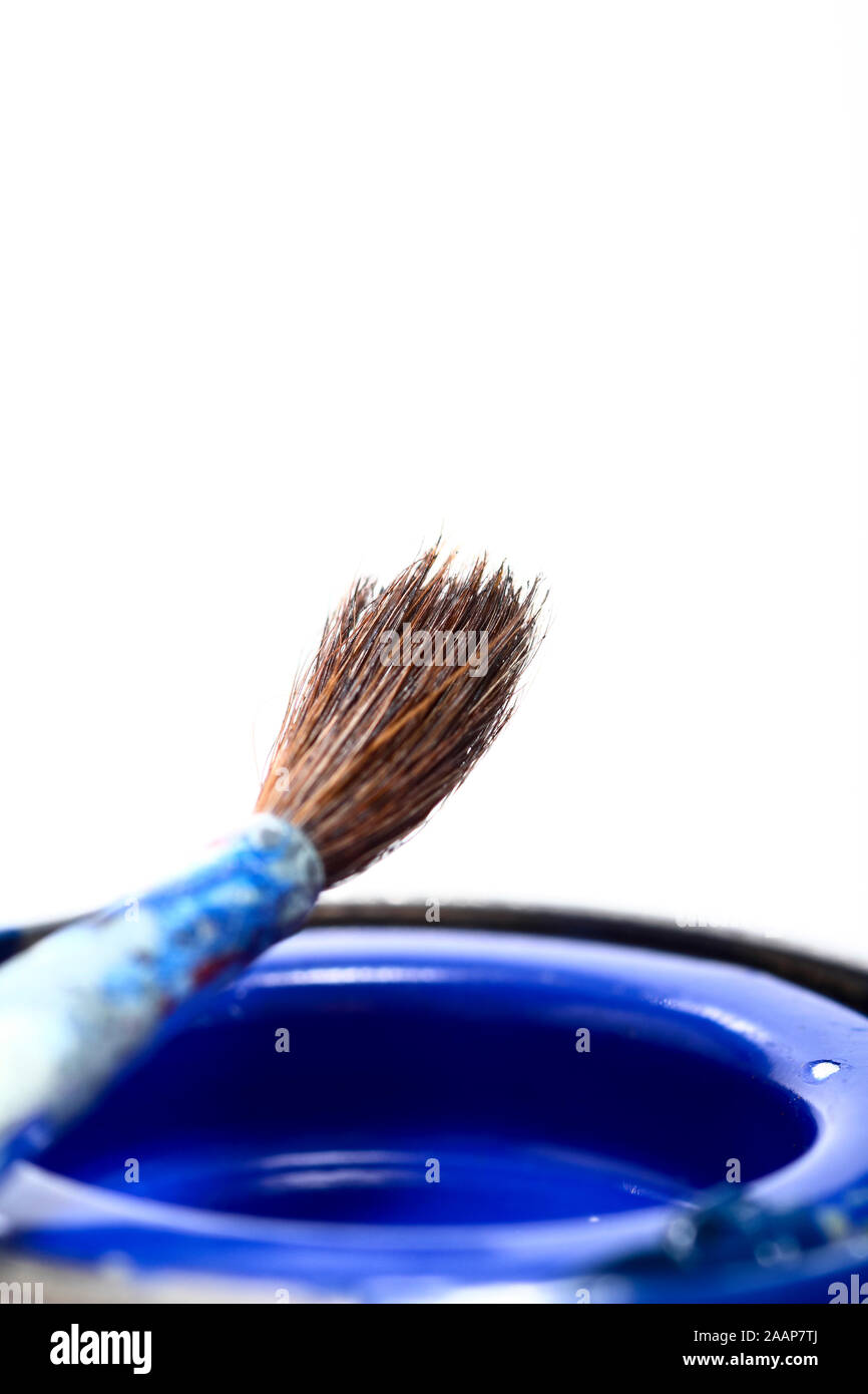 Barattoli di vernice di modello e un bel pennello isolato su uno sfondo bianco Foto Stock
