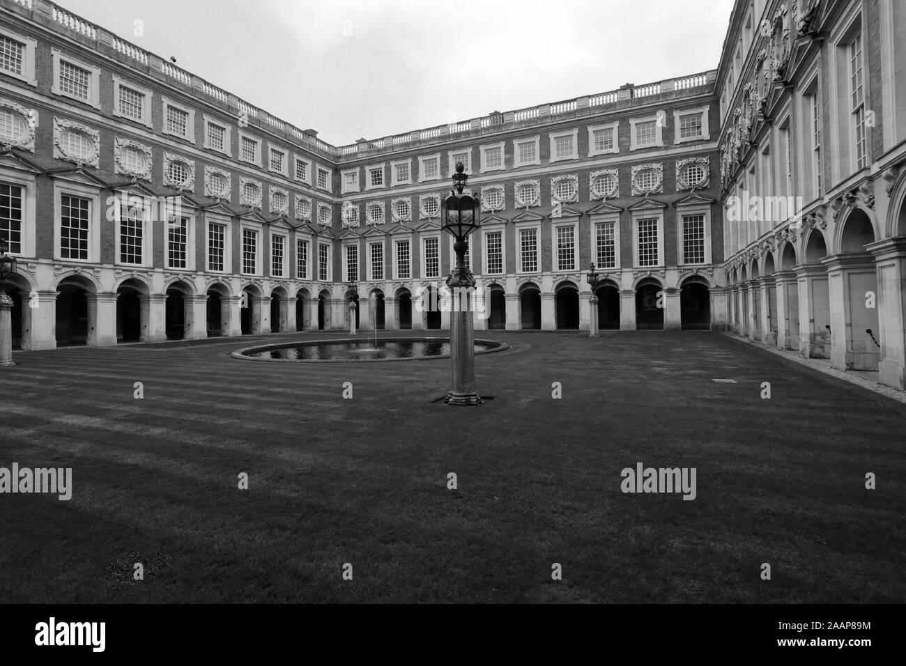 Vista del Fountain Court, Hampton Court Palace e il Royal Palace nel quartiere di Richmond Upon Thames, London. Foto Stock