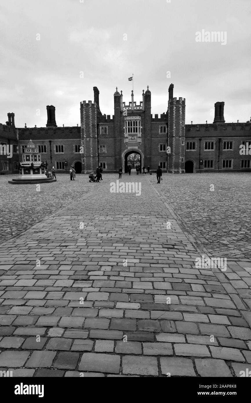 Vista della corte di base, Hampton Court Palace e il Royal Palace nel quartiere di Richmond Upon Thames, London. Foto Stock