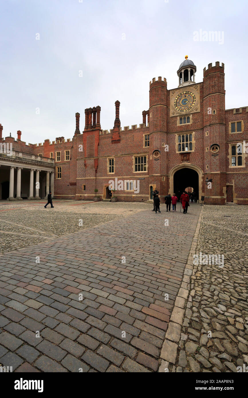 Vista della corte di base, Hampton Court Palace e il Royal Palace nel quartiere di Richmond Upon Thames, London. Foto Stock