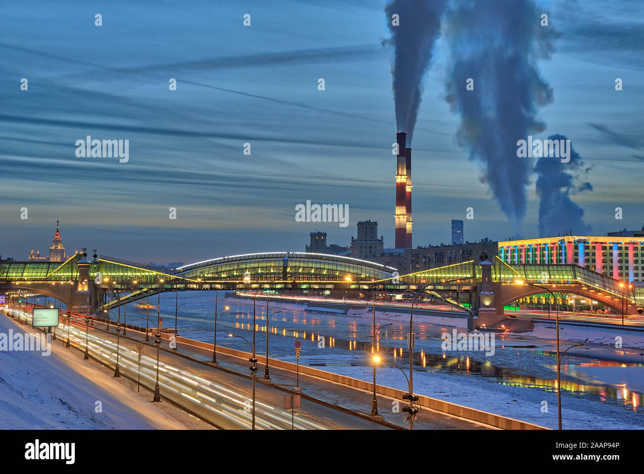 = Rostovskaya Embankment e Bohdan Khmelnytskyi Bridge al Blue ora in inverno = inverno moscovita cityscape al blue ora, nel Magico crepuscolo quando Foto Stock