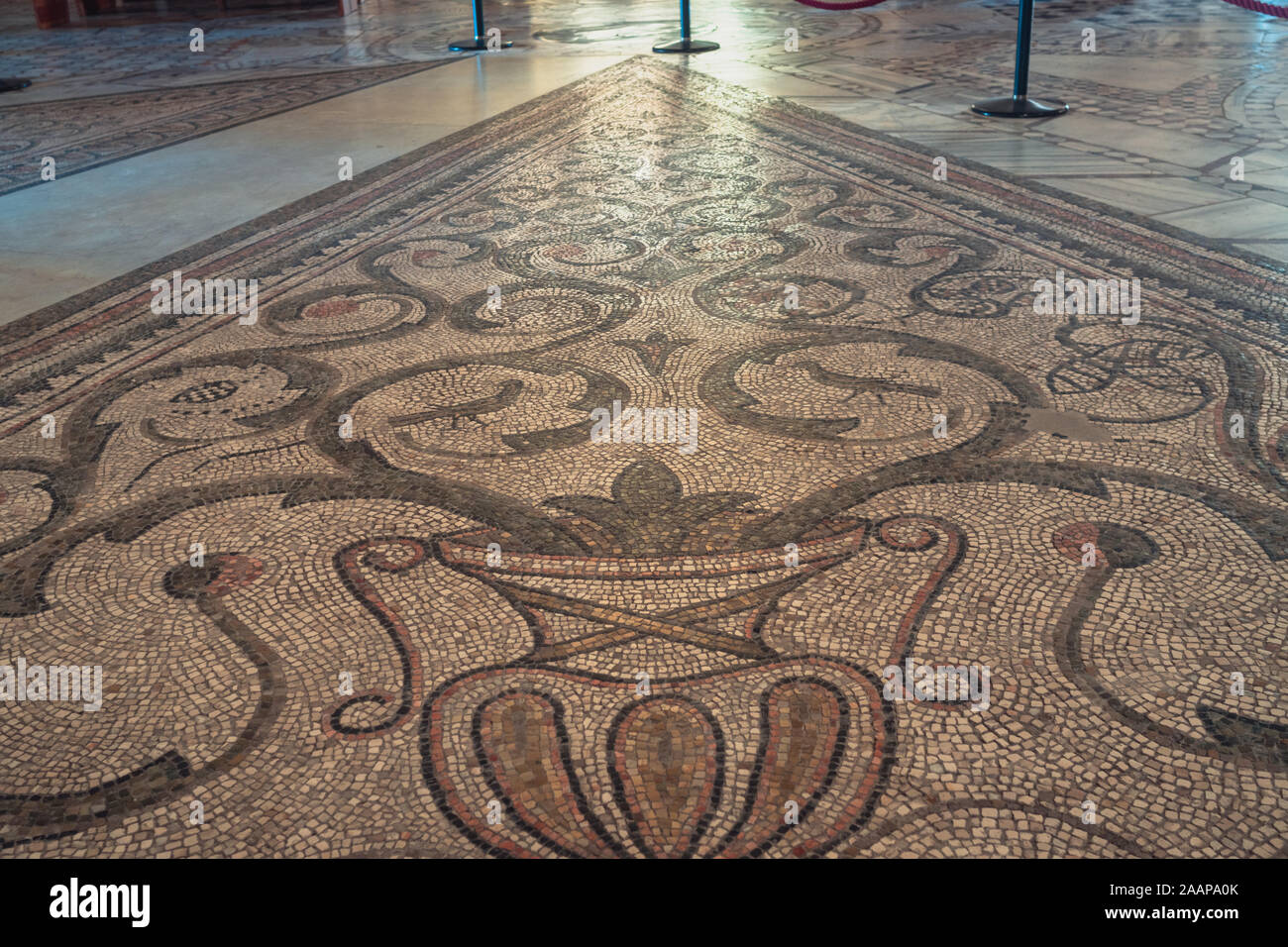 Ravenna, Italia 29 luglio 2019: un grandioso mosaico come pavimento in Basicila di San Vitale Foto Stock