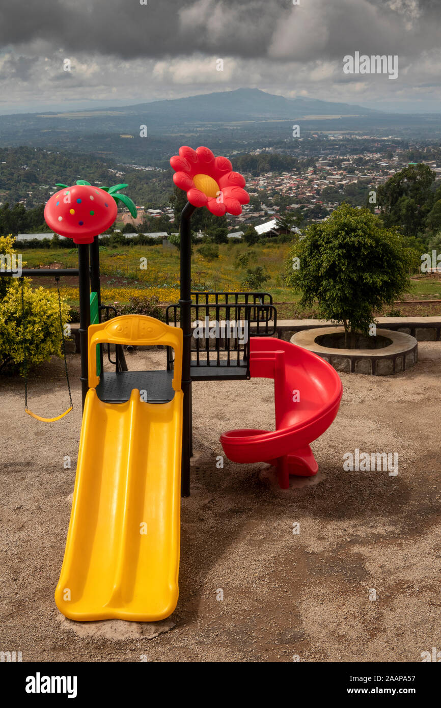 Etiopia, Rift Valley, zona Wolaito, Sodo, Lewi Resort e parco giochi per bambini, vista in elevazione della città Foto Stock