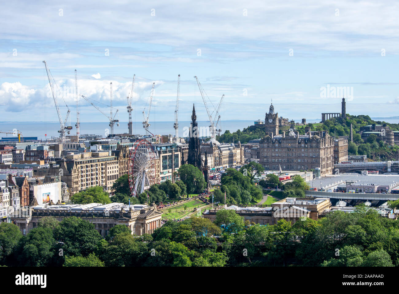 Vista di Edimburgo verso Leith dal castello di Edimburgo Foto Stock