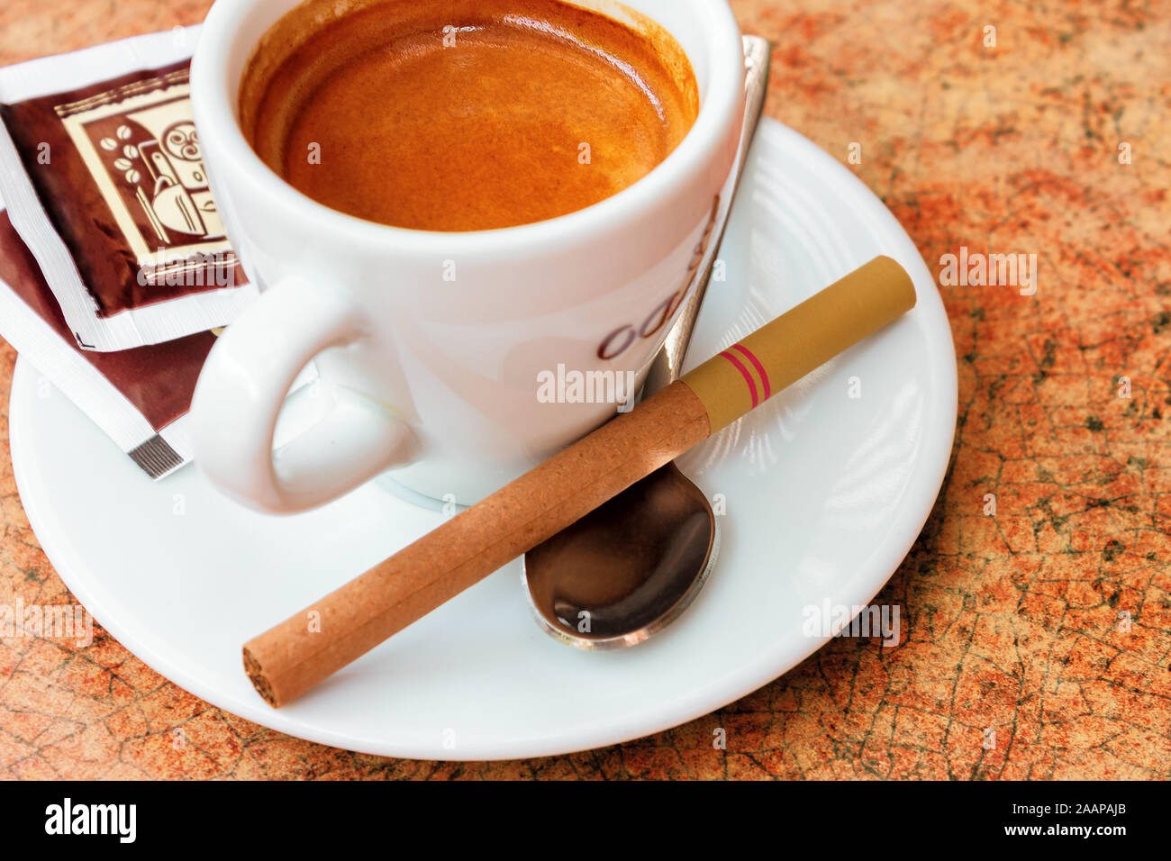 Uzhhorod, Ucraina - 27 apr, 2013. tazza di caffè e piccolo sigaro sul tavolo. carino cattive abitudini. problema di tossicodipendenza concetto Foto Stock