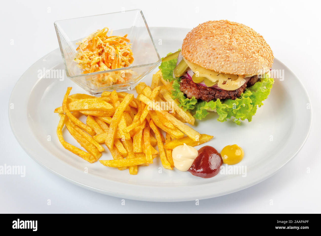 Il fast food menu. hamburger, patatine fritte e insalata. burger con carne di manzo gioco formaggio, cipolla e sottaceti maionese ketchup senape sulla piastra bianca. hea Foto Stock