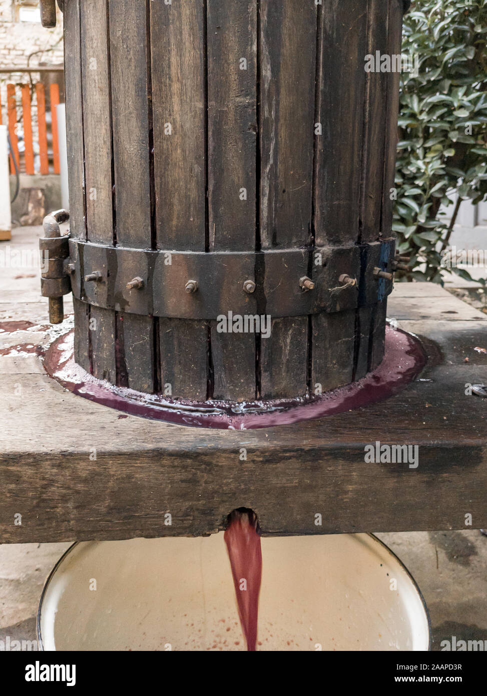 Fare il vino in casa. In legno antico Torchio vinario Foto Stock