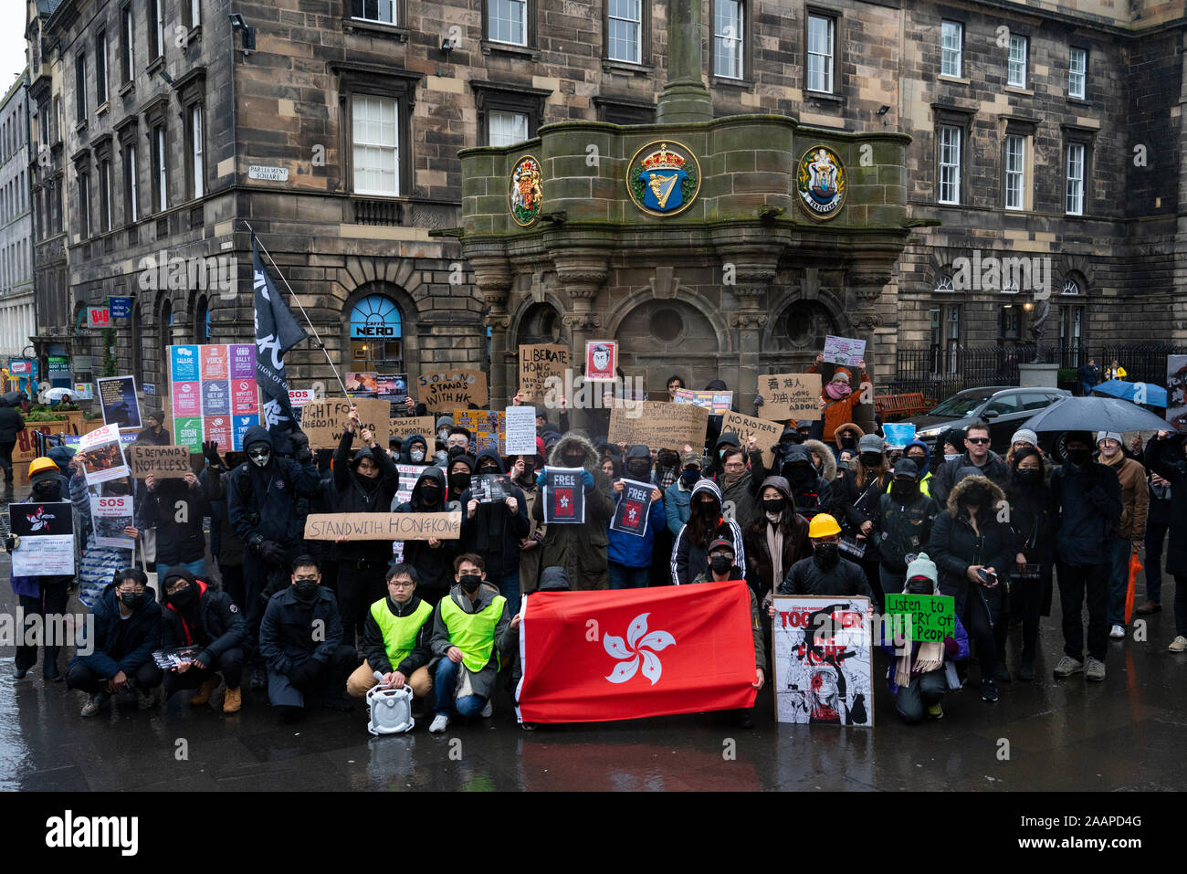 Edimburgo, Scozia, Regno Unito. Il 23 novembre 2019. Rally e marzo a sostegno del movimento Pro-Democracy di Hong Kong ha organizzato dalla democrazia per Hong Kong in Scozia gruppo ha avviato presso la Cattedrale di St Giles e procede lungo la royal Mile al parlamento scozzese. Essi hanno cercato di consegnare una lettera chiedendo per il governo scozzese per sostenere il movimento Pro-Democracy a Hong Kong ma non MSP (membro del parlamento scozzese ) si sono resi disponibili a ricevere. Iain Masterton/Alamy Live News. Foto Stock