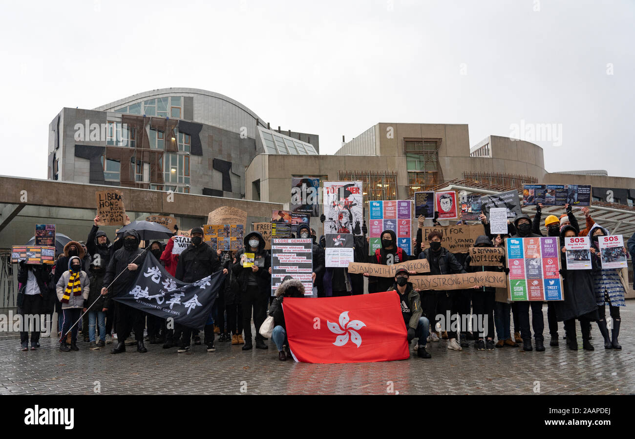 Edimburgo, Scozia, Regno Unito. Il 23 novembre 2019. Rally e marzo a sostegno del movimento Pro-Democracy di Hong Kong ha organizzato dalla democrazia per Hong Kong in Scozia gruppo ha avviato presso la Cattedrale di St Giles e procede lungo la royal Mile al parlamento scozzese. Essi hanno cercato di consegnare una lettera chiedendo per il governo scozzese per sostenere il movimento Pro-Democracy a Hong Kong ma non MSP (membro del parlamento scozzese ) si sono resi disponibili a ricevere. Iain Masterton/Alamy Live News. Foto Stock
