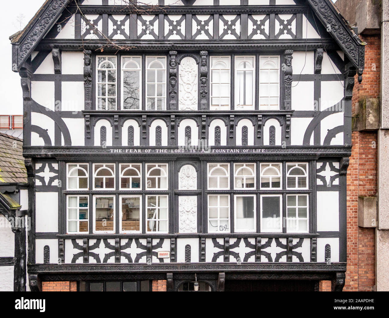 Vista dalle mura cittadine della vecchia graticcio house di Chester Cheshire Regno Unito Foto Stock