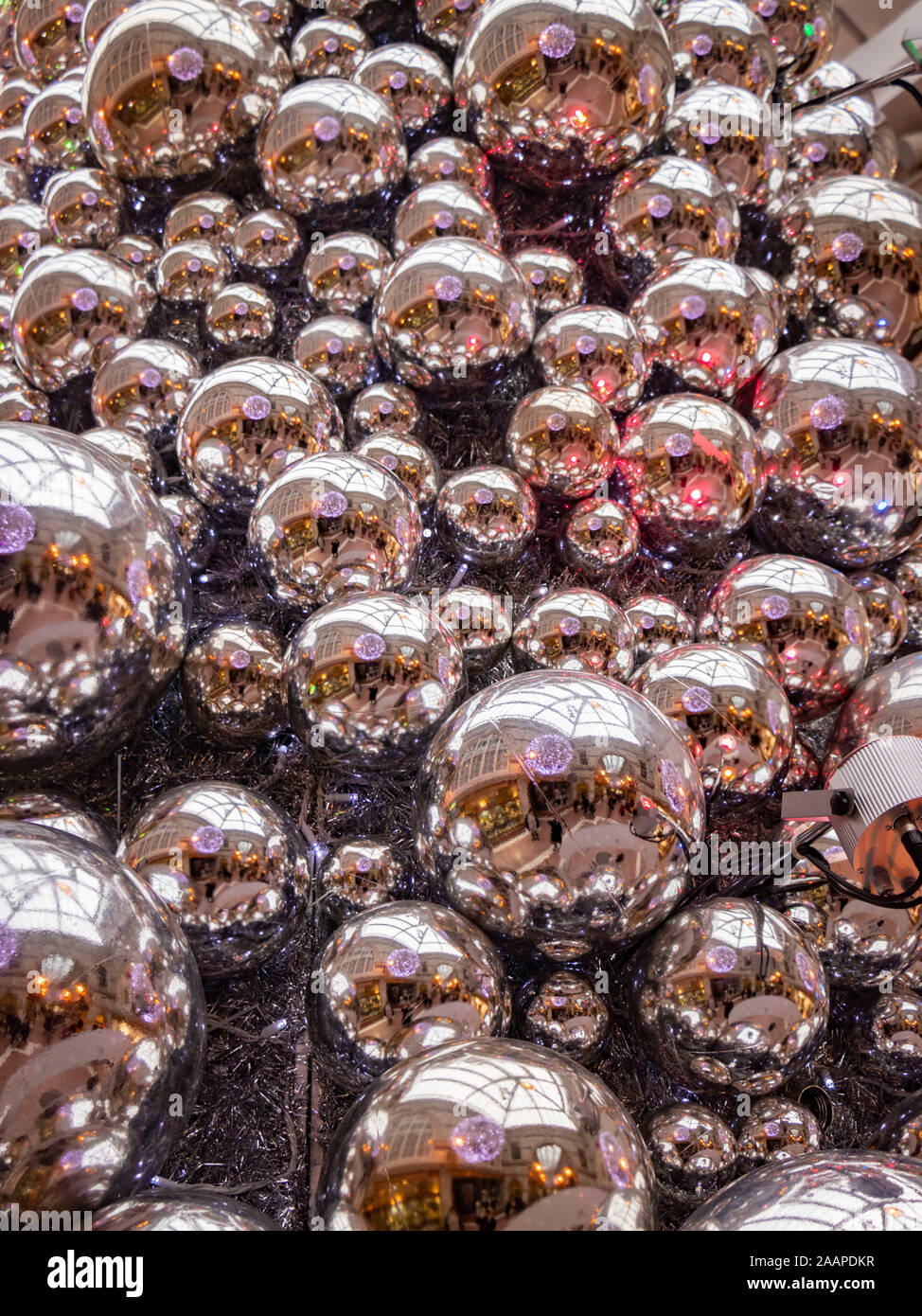 Chiusura del gruppo di argento decorazioni di Natale baubles sfere Foto Stock