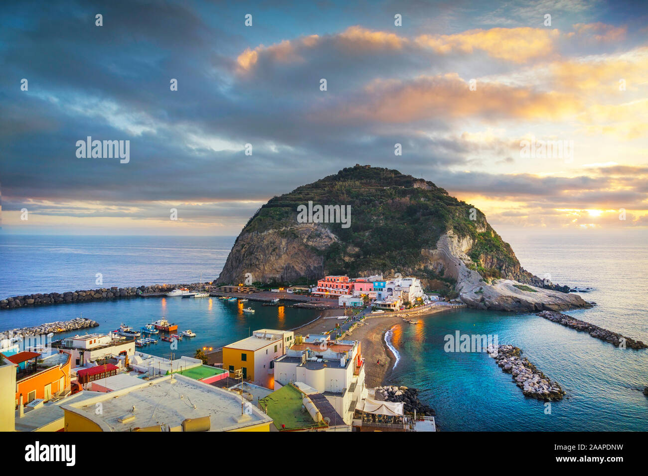 Sant Angelo beach, rocce e isolotto di isola di Ischia. Destinazione di viaggio vicino a Napoli in Campania, Italia. L'Europa. Foto Stock