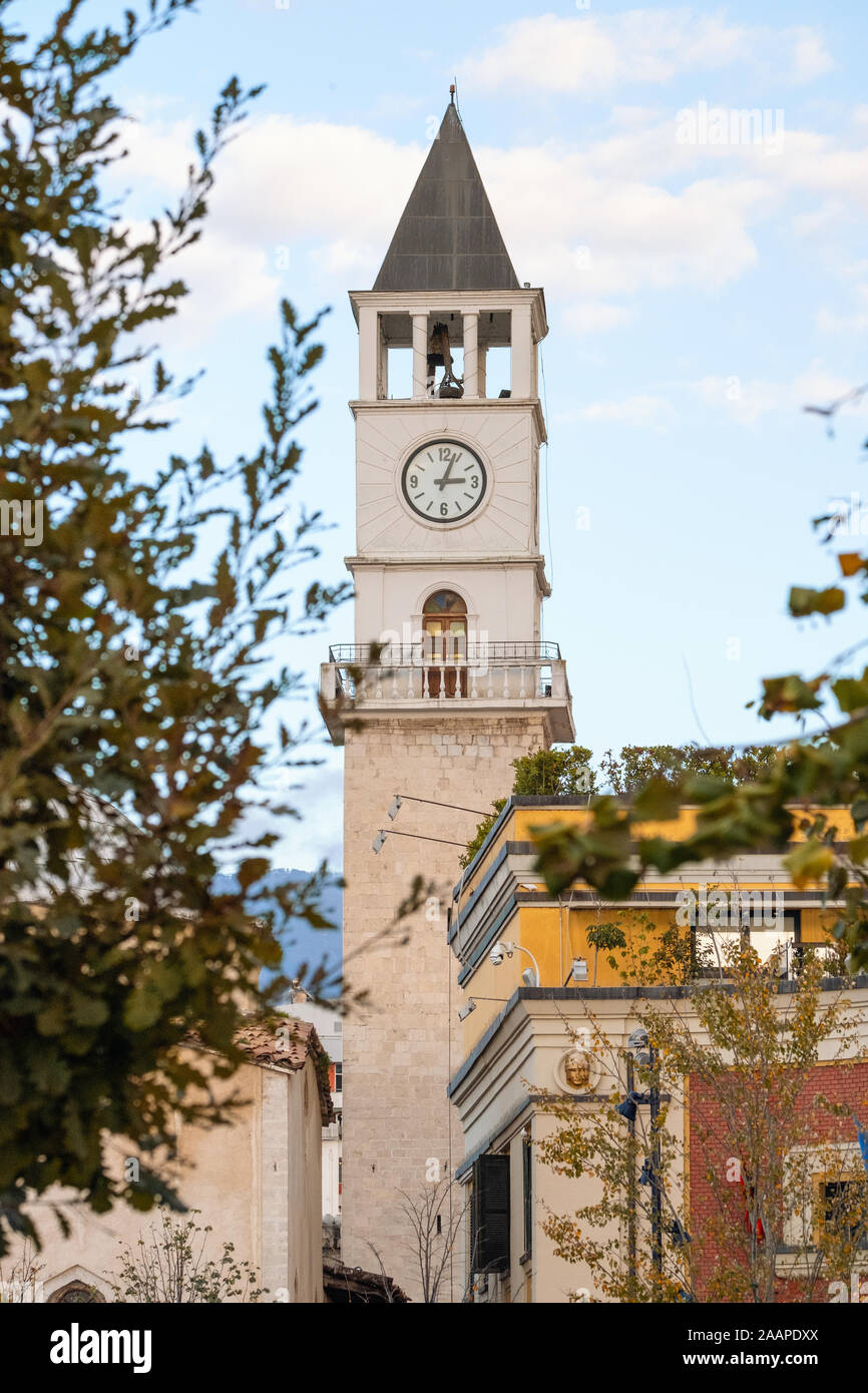Tirana distintivo della vista centrale è la Torre dell Orologio Foto Stock