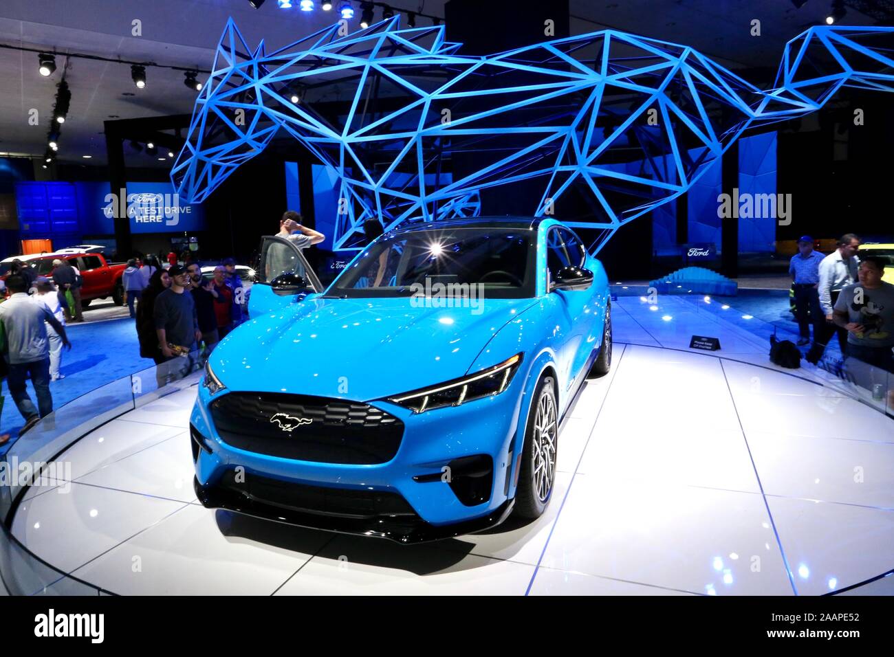 Los Angeles, Stati Uniti d'America. 23 Nov, 2019. La gente visita di Ford in tutti elettrici SUV Mustang Mach-E al 2019 Los Angeles Auto Show di Los Angeles, Stati Uniti, nov. 22, 2019. La Auto Show apre al pubblico da nov. 22 al 1 Dic. Credito: Xinhua/Alamy Live News Foto Stock