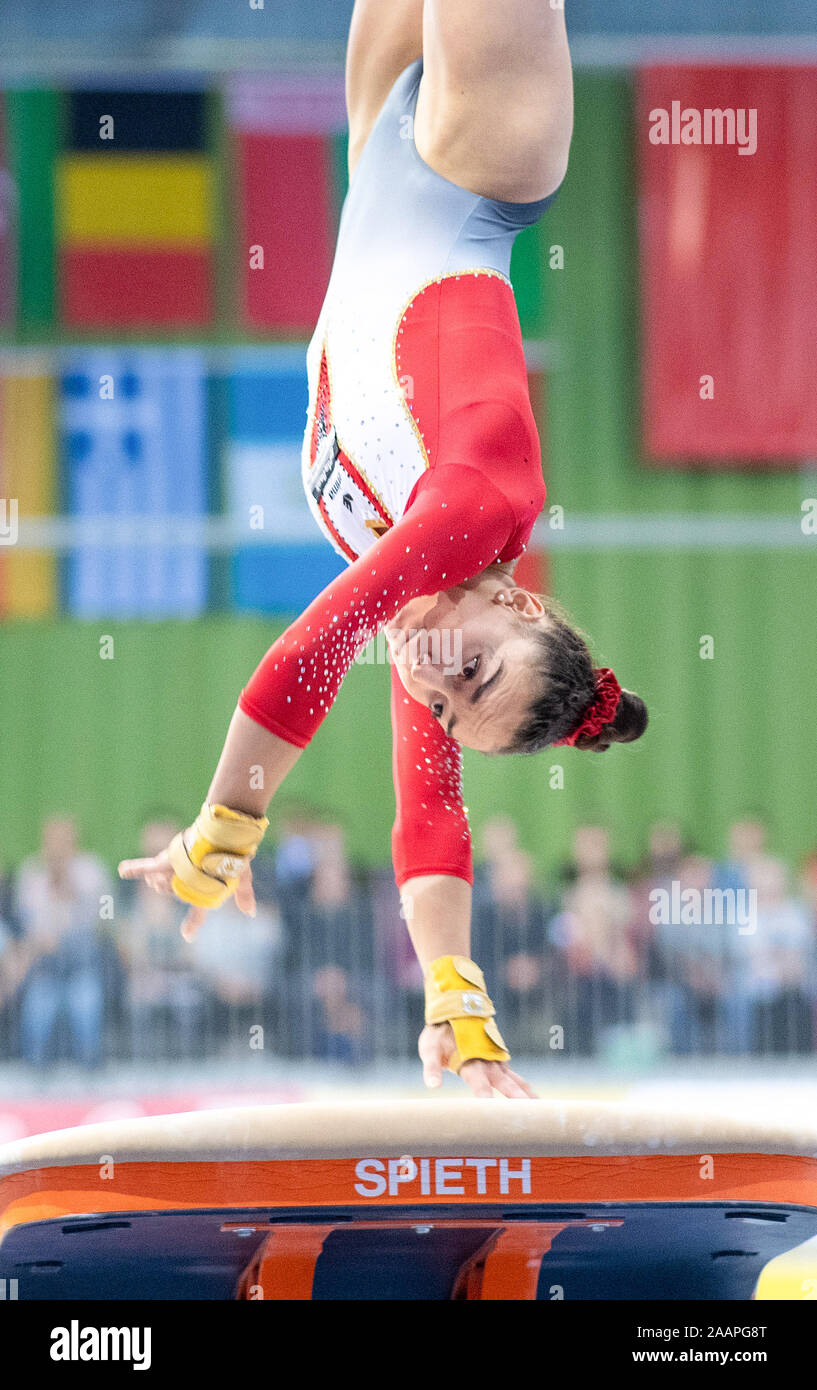 Cottbus, Germania. 23 Nov, 2019. Ginnastica: Coppa del Mondo, 44th Torneo Internazionale di Champions, finale donne: ginnasta Lisa Zimmermann dalla Germania jumping. Credito: Monika Skolimowska/dpa-Zentralbild/dpa/Alamy Live News Foto Stock