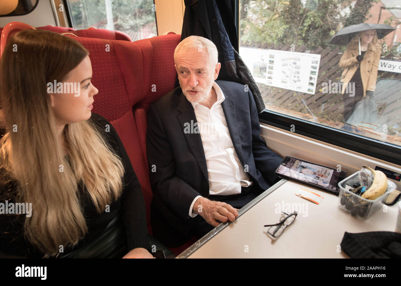 Leader del partito laburista Jeremy Corbyn incontra un sostenitore di un treno al suo ritorno da una visita a Sheffield South Yorkshire, durante la campagna elettorale del trail. Foto Stock