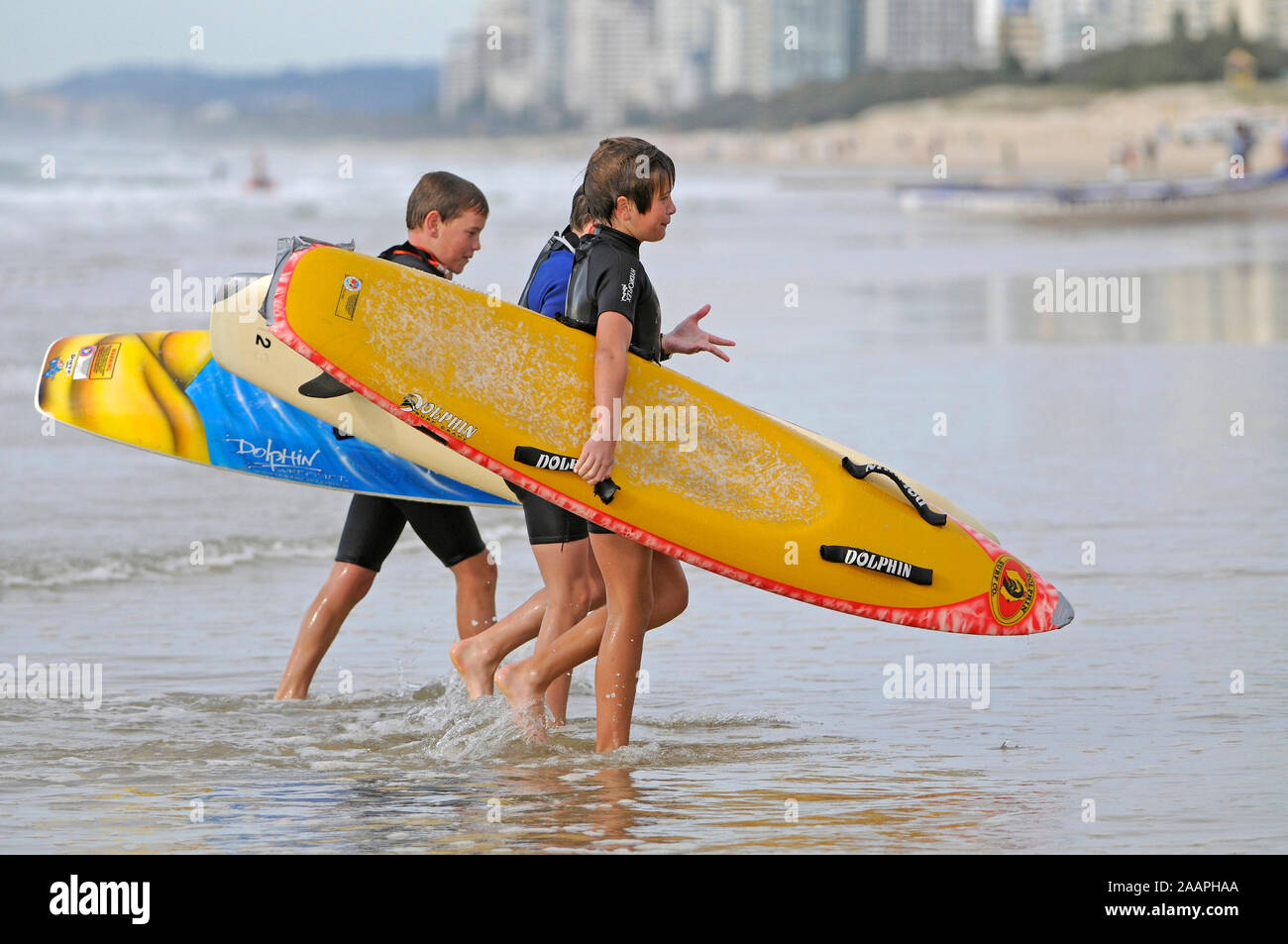 Junger Surfer am Strand von Surfers Paradise, Queensland, Gold Coast, Australien Foto Stock