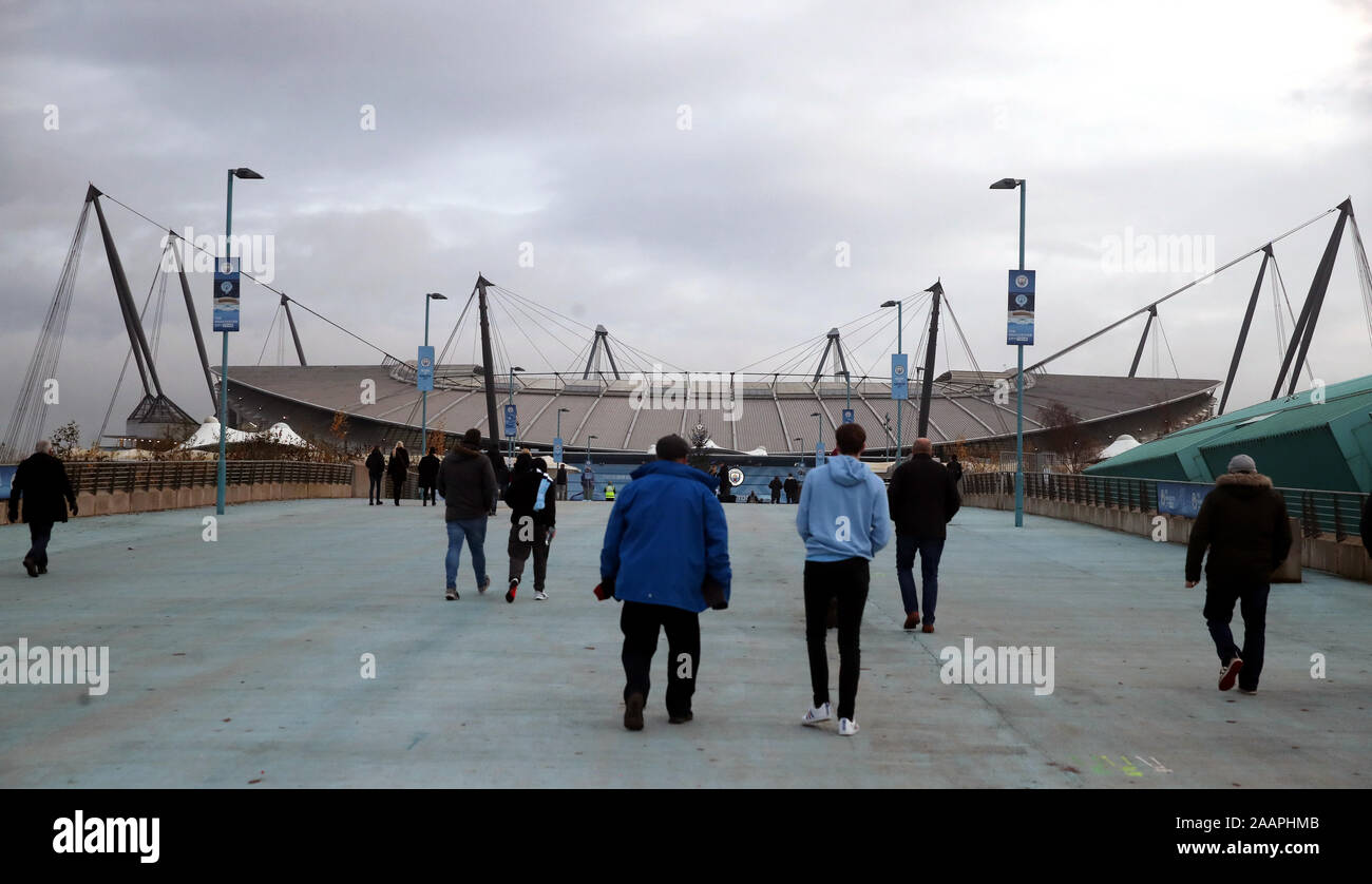 I fan di arrivare in anticipo della Premier League al Etihad Stadium e Manchester. Foto Stock