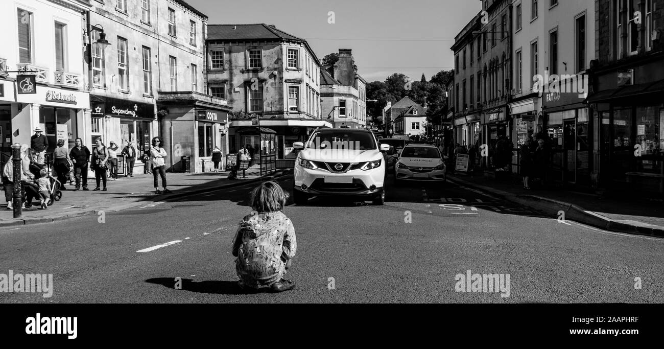 Lone bambino smette di traffico durante le scuole clima sciopero a Frome, Somerset, Settembre 2019 Foto Stock