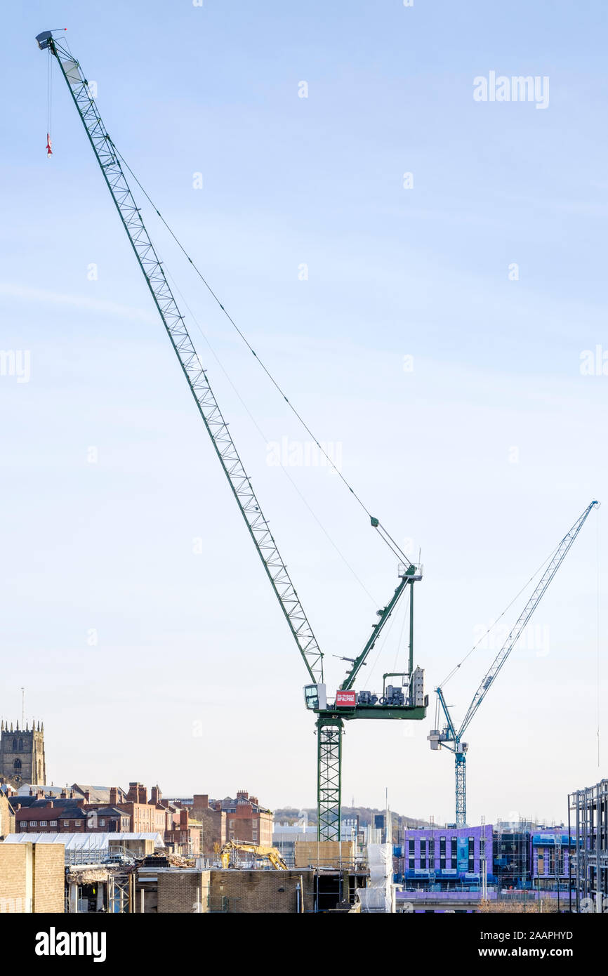 Gru a torre su un sito in costruzione. Larga scala la riqualificazione della vasta area della palude, Nottingham, Inghilterra, Regno Unito Foto Stock