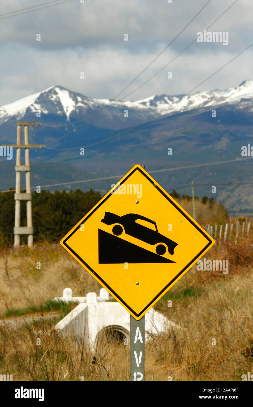 Strada ripida, giallo cartello stradale di avvertimento improvviso di pendenza in salita o in discesa. Argentina. La Patagonia. Foto Stock