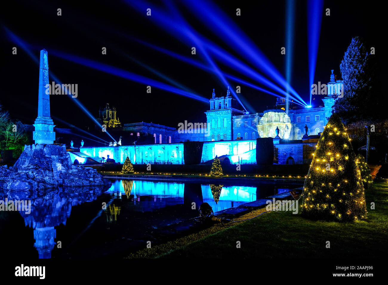 La serata di apertura della festa di luce illumina il sentiero presso il Palazzo di Blenheim, Novembre 2019 Foto Stock