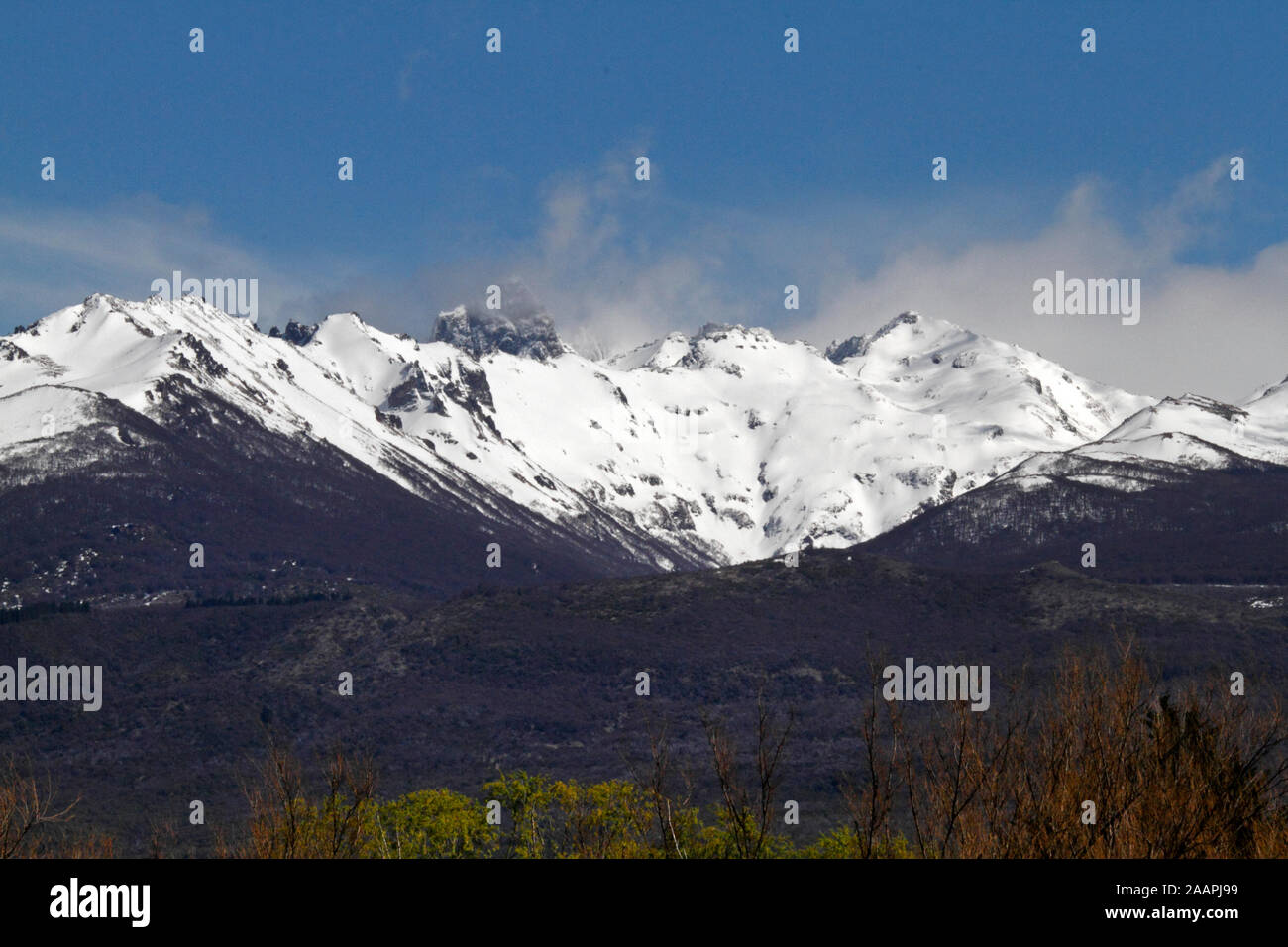 Le montagne a nord di Trevelin, nel Los Alerces National Park, Argentina, Patagonia. Foto Stock