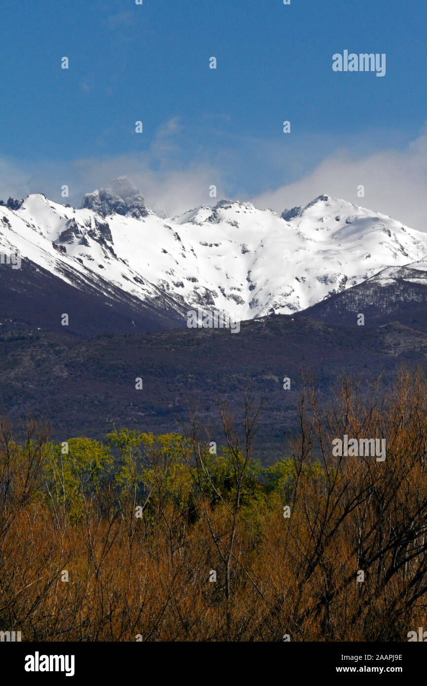 Le montagne a nord di Trevelin, nel Los Alerces National Park, Argentina, Patagonia. Foto Stock