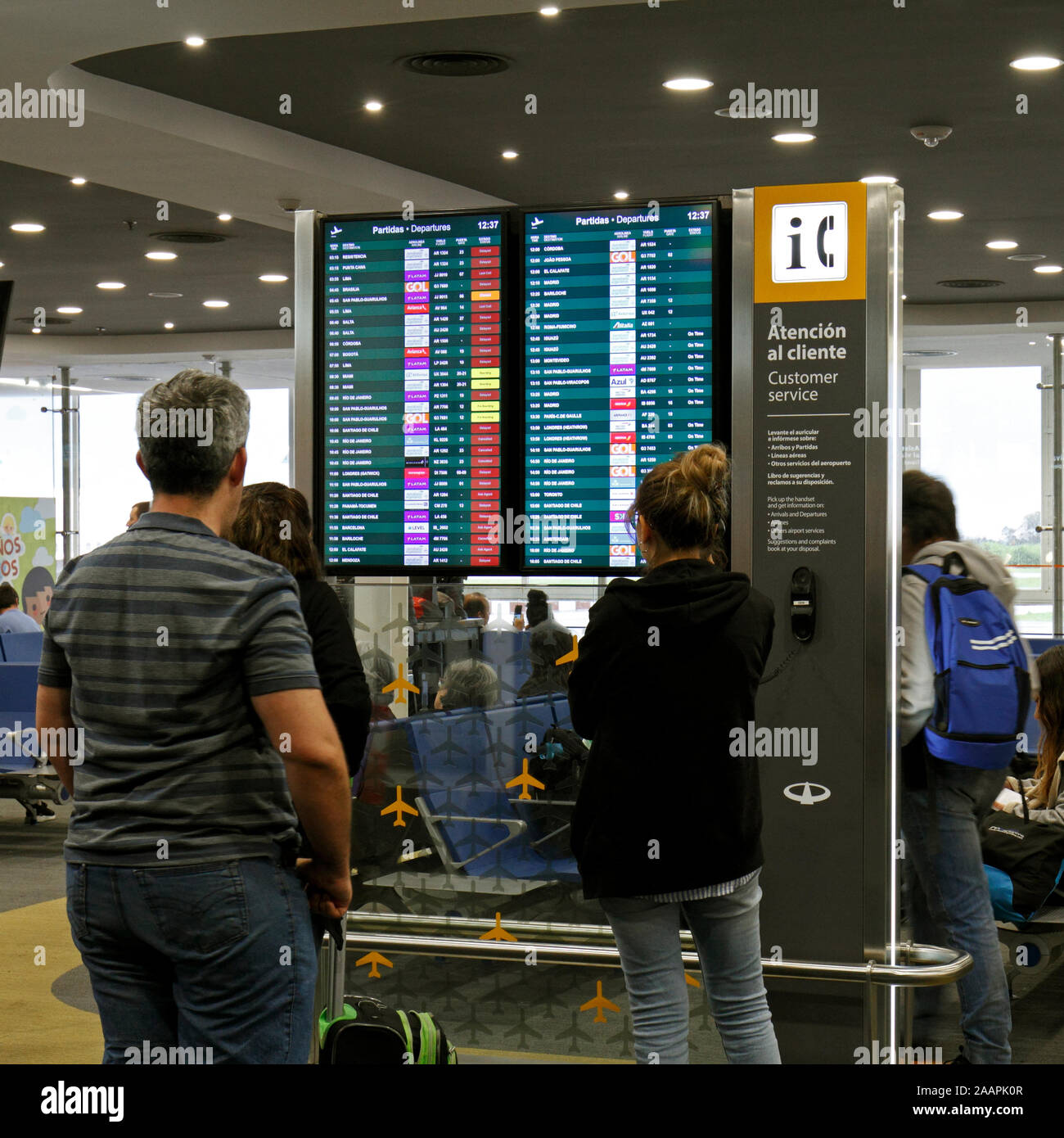 Volo check-in information board mostra annullata e i voli in ritardo in rosso. Cancelado, demorado. Lingua spagnola. Foto Stock
