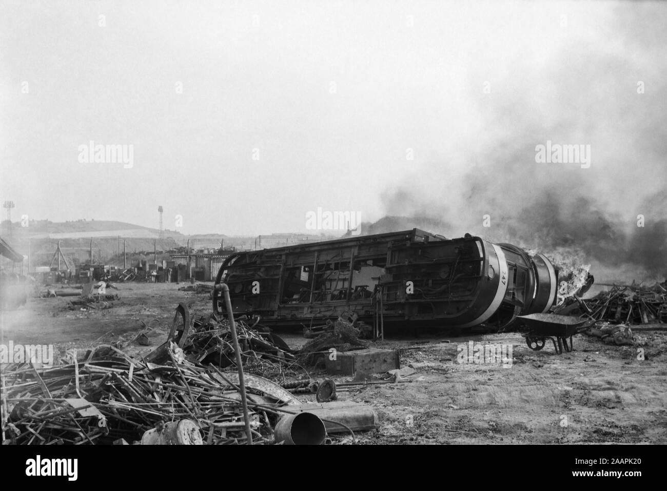 Standard di Leeds Tram n. 247 a bruciare in una scrapyard dopo la disattivazione del servizio di tram nel 1959. Purtroppo era prassi comune per impostare il tram acceso in quanto è stato il più rapido ed efficace di raccolta dei rottami metallici. Foto Stock