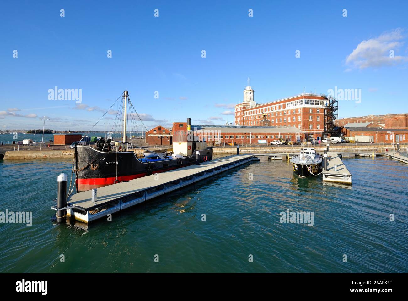 Il VIC 56 sistema di cottura a vapore e il lancio di RAF 102 ormeggiata presso lo Storico Cantiere Navale di Portsmouth Porto, Hampshire England Regno Unito Foto Stock